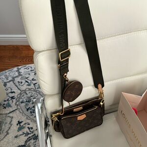 Multi Pochette Accessoires - Louis Vuitton - Green strap - like new